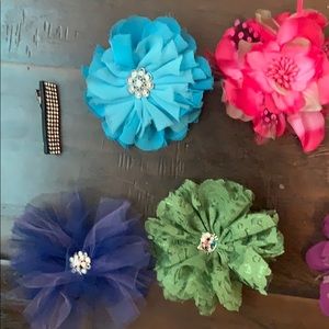 I’m selling flower head clips.